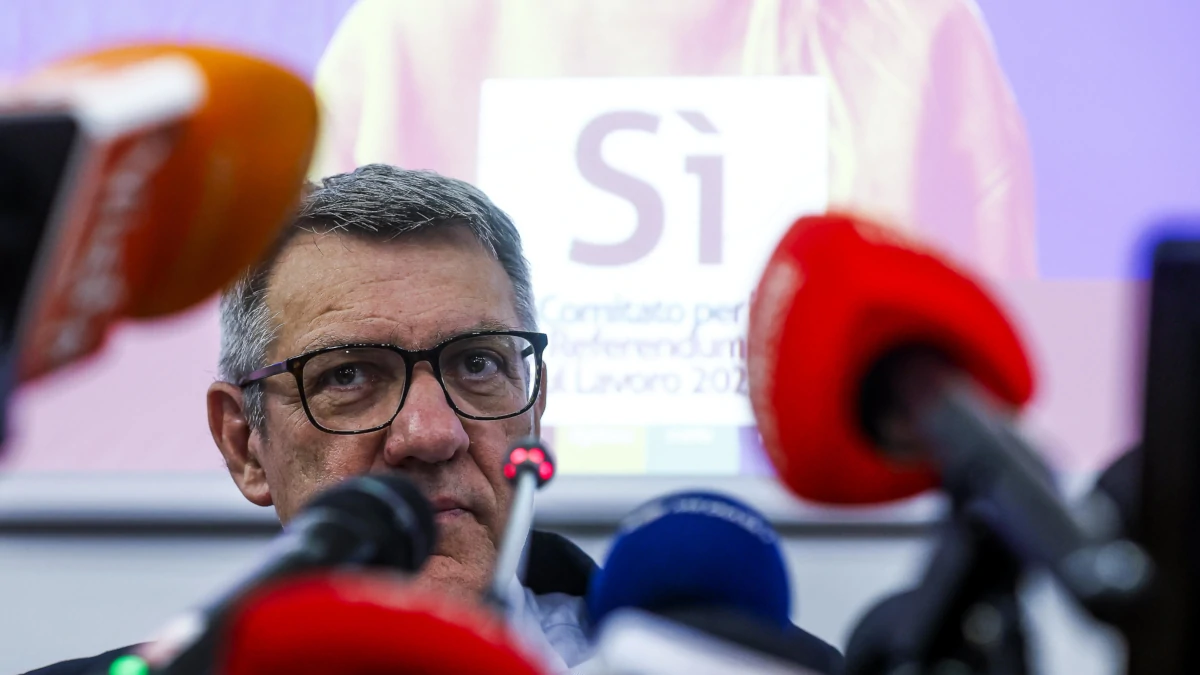 Il segretario generale della Cgil Maurizio Landini alla conferenza stampa a Roma dopo il fallimento dei referendum su lavoro e cittadinanza dell’8 e 9 giugno scorsi (foto Ansa)