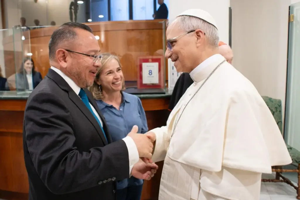 Rodrigo Guerra López, segretario della Pontificia Commissione per l’America Latina, incontra con sua moglie il neo eletto papa Leone XIV, per due anni suo diretto superiore in quando presidente della medesima Commissione