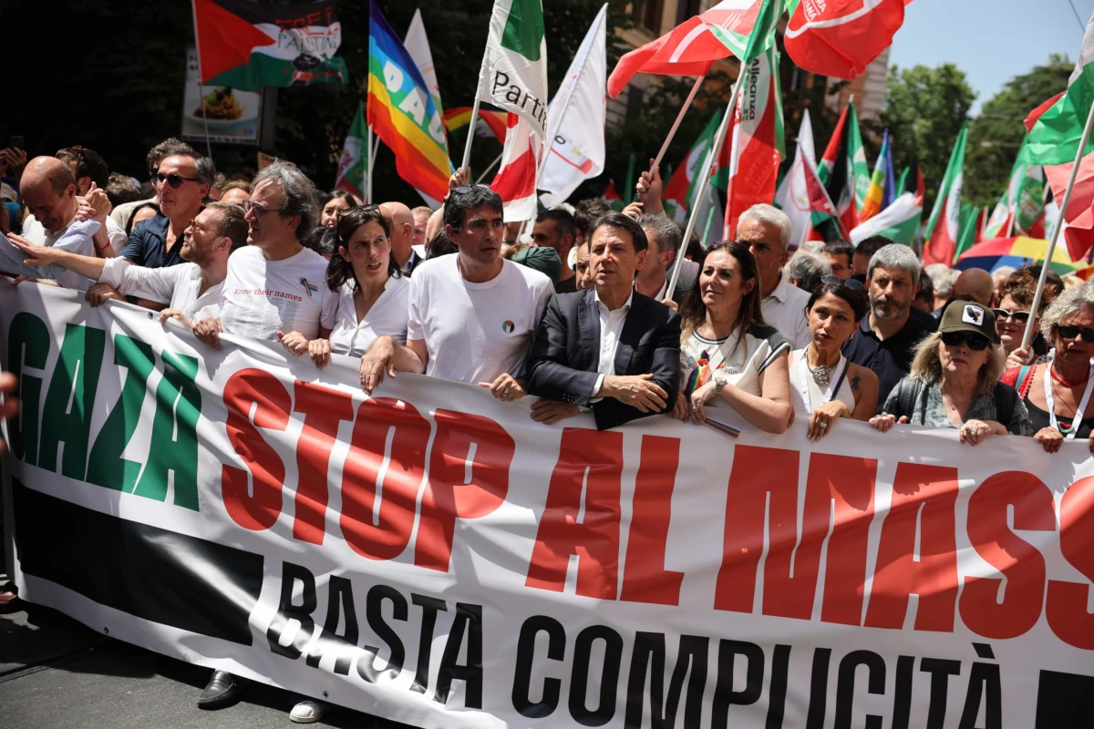 La segretaria del Pd Elly Schlein con il verde Angelo Bonelli, il leader di Avs Nicola Fratoianni e il presidente del M5s Giuseppe Conte a una marcia pro Palestinian a Rome, 7 giugno 2025 (foto Ansa)