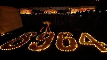 Piazza Tiananmen. Basta un fiore per essere arrestati in Cina