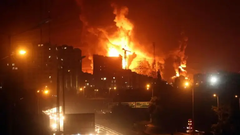 Teheran in fiamme dopo che Israele ha colpito alcuni depositi di carburante in Iran