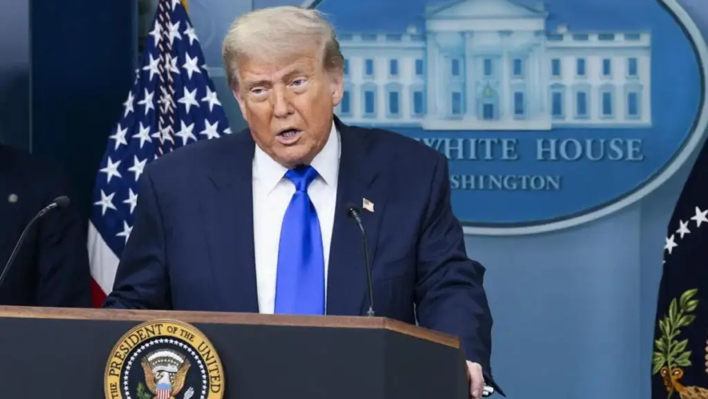 Donald Trump in conferenza stampa alla Casa Bianca