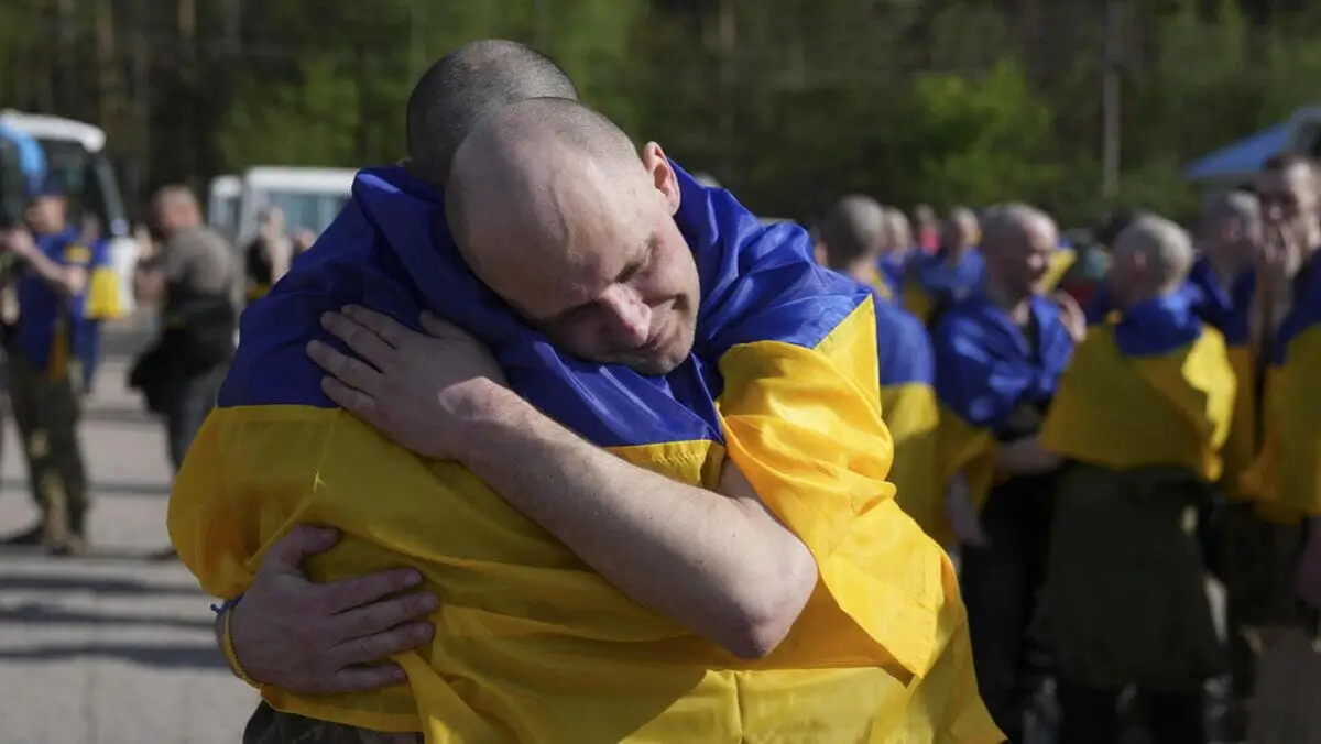Soldati tornano in Ucraina dopo uno scambio di prigionieri di guerra con la Russia