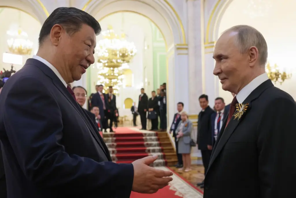 Il presidente cinese Xi Jinping con il suo omologo russo e alleato Vladimir Putin (foto Ansa)