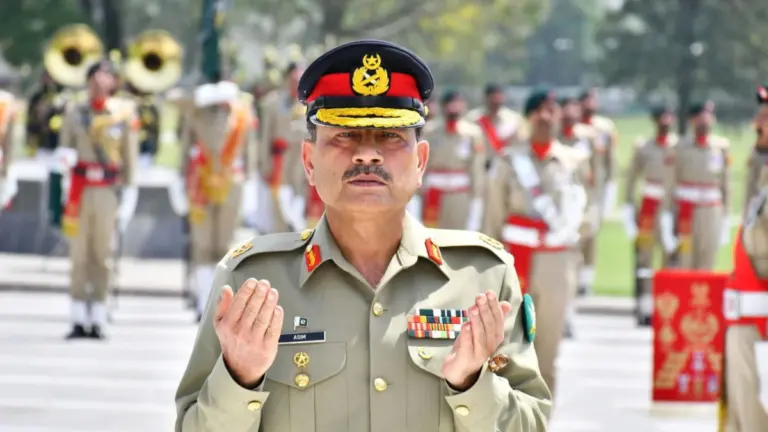 Il generale Asim Munir, capo delle forze armate del Pakistan (foto Ansa), è stato ricevuto a pranzo a Washinton da Donald Trump il 18 giugno 2025, pur non essendo un capo di Stato