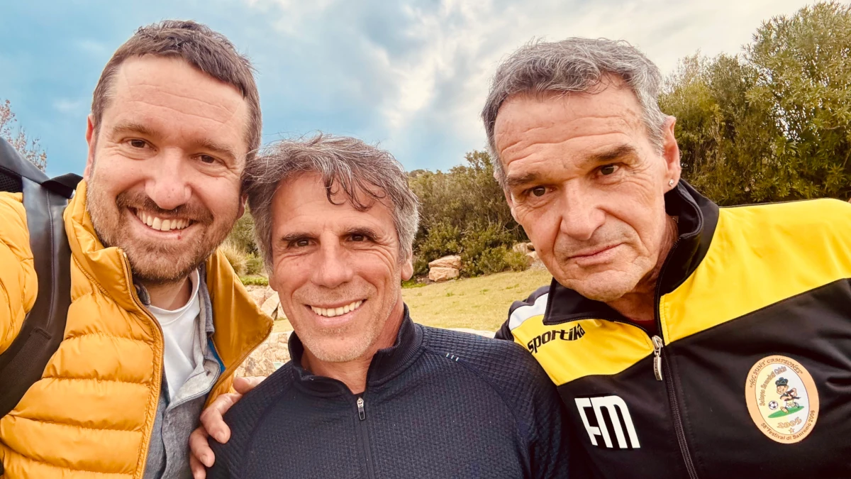 Da sinistra, il giornalista Marco Cattaneo, autore del podcast “Il Maradona delle carceri”, l’ex calciatore Gianfranco Zola e Fabrizio Maiello