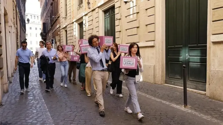 L'Associazione Luca Coscioni deposita al Senato le firme raccolte per la proposta di legge di iniziativa popolare per legalizzare tutte le scelte di fine vita, compresa l'eutanasia attiva, Roma, 15 luglio 2025 (foto Ansa)