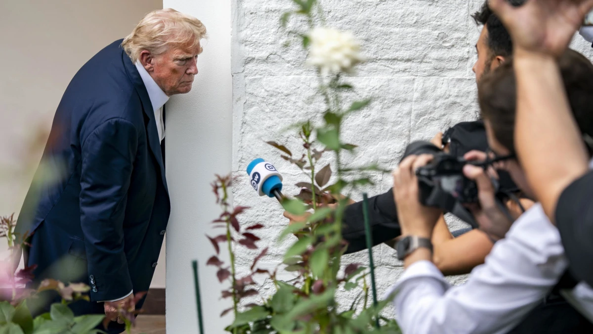 Il presidente degli Stati Uniti Donald Trump risponde alla stampa nel Giardino delle rose della Casa Bianca di ritorno dal Regno Unito dove ha incontrato la presidente della Commissione europea Ursula von der Leyen per trattare sui dazi, 29 luglio 2025 (foto Ansa)