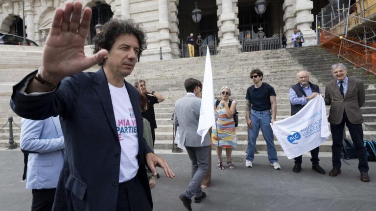 Marco Cappato consegna in Cassazione la proposta di legge di iniziativa popolare per la legalizzazione dell’eutanasia, Roma, 5 giugno 2025 (foto Ansa)