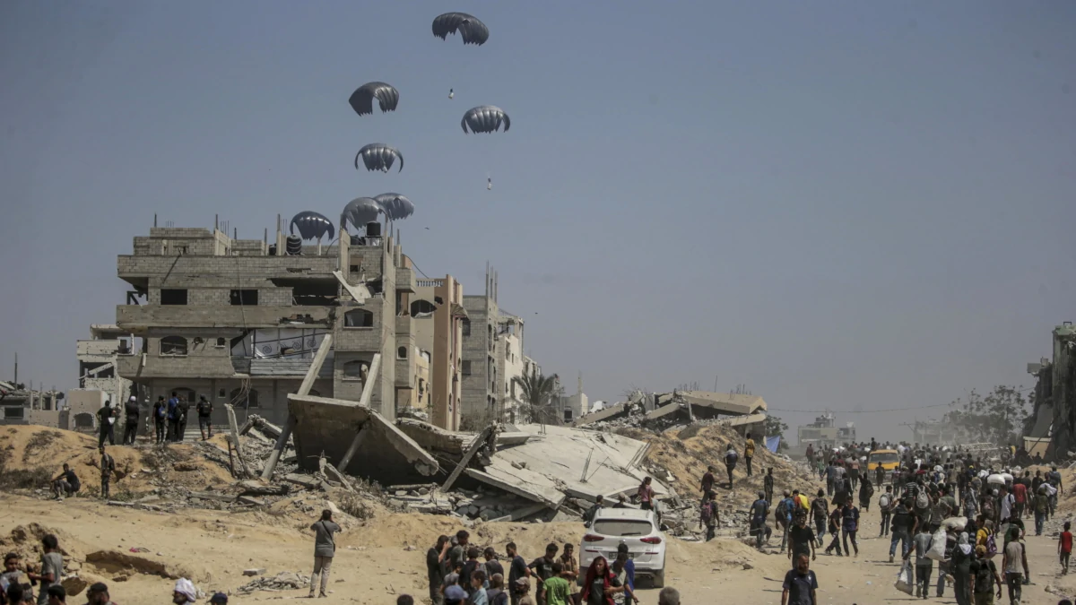 Aiuti umanitari lanciati sulla Striscia di Gaza dall’aviazione giordana, 27 luglio 2025 (foto Ansa)