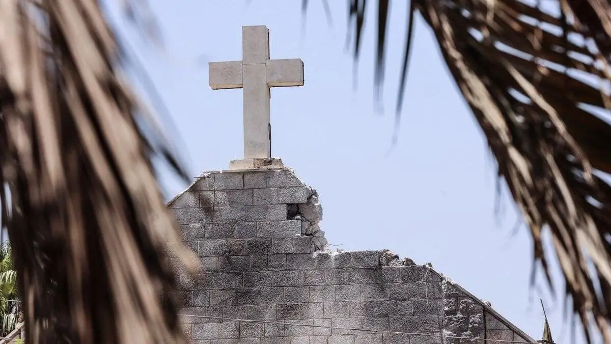 La facciata della chiesa della Sacra Famiglia a Gaza, colpita la mattina del 16 luglio da un carro armato israeliano