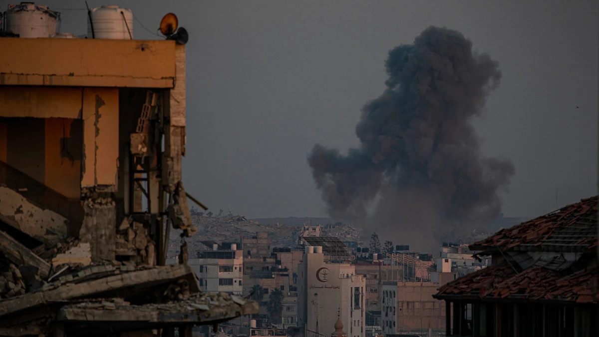 Bombardamenti aerei dell’Idf a Gaza City, 2 luglio 2025 (foto Ansa)