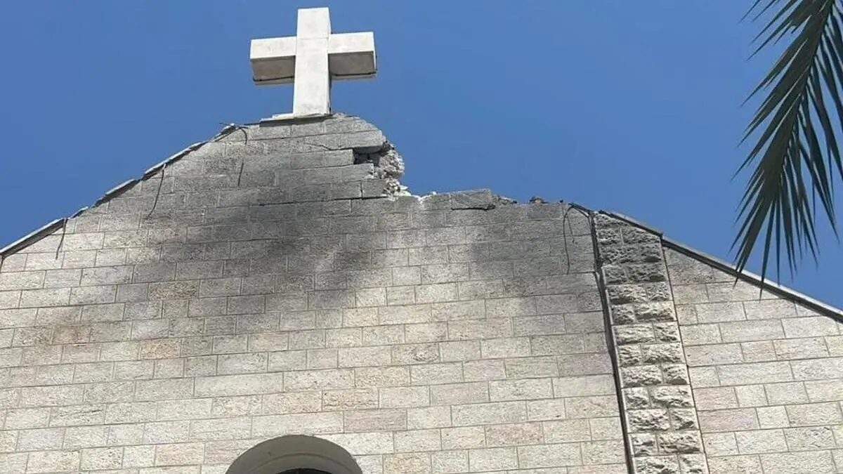 La chiesa della Sacra Famiglia a Gaza danneggiata da un attacco israeliano, 15 luglio 2025 (foto Ansa)
