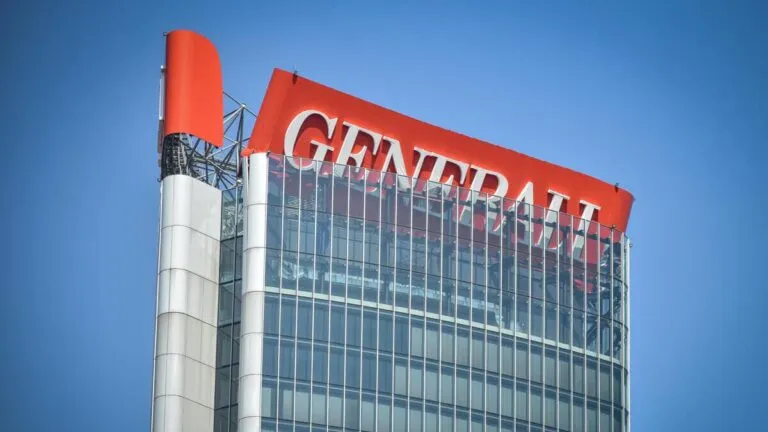 Lunedì 30 giugno una delle due insegne di Generali in cima alla Torre Hadid, nel quartiere CityLife a Milano, è collassata