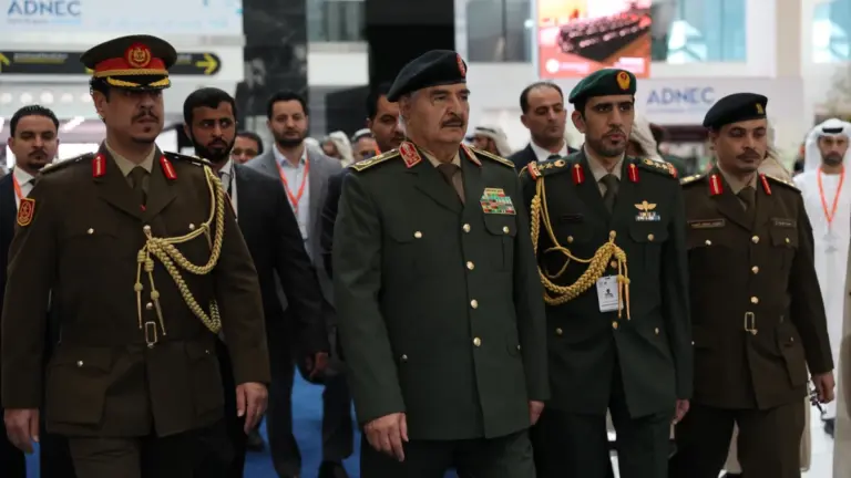 Al centro della foto (Ansa), il feldmaresciallo Khalifa Haftar, leader de facto della Cirenaica
