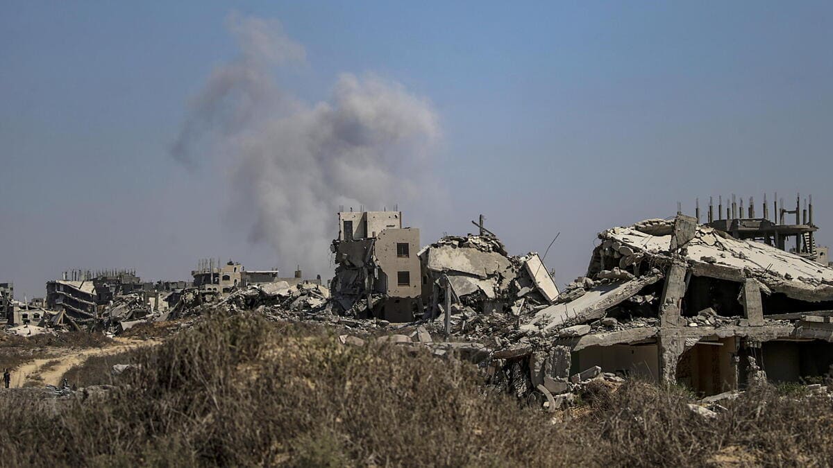 Una colonna di fumo si alza vicino a un centro di distribuzione di aiuti umanitari a Gaza