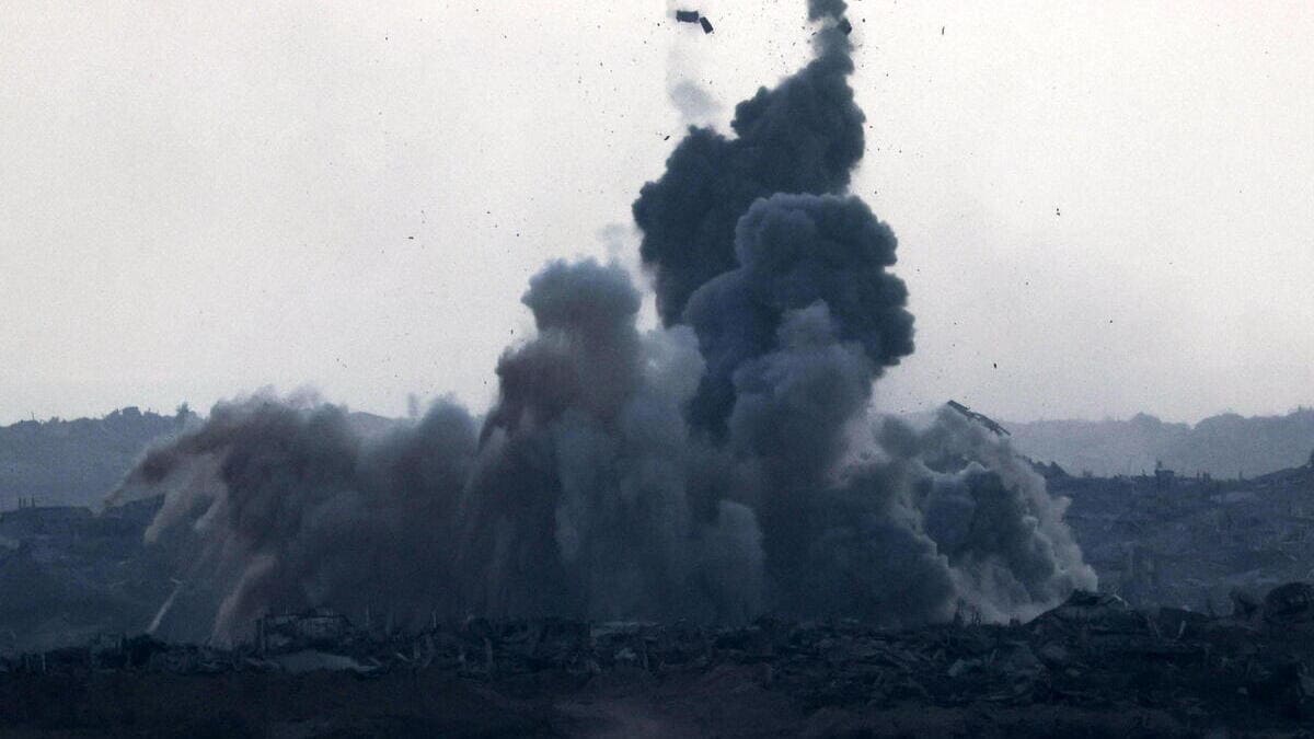 Israele bombarda Deir al-Balah nella Striscia di Gaza