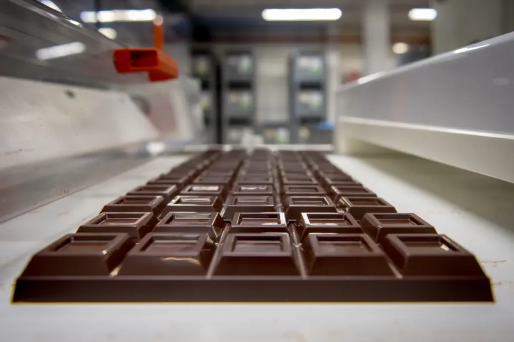 Un particolare della linea di produzione di tavolette di cioccolato Laica