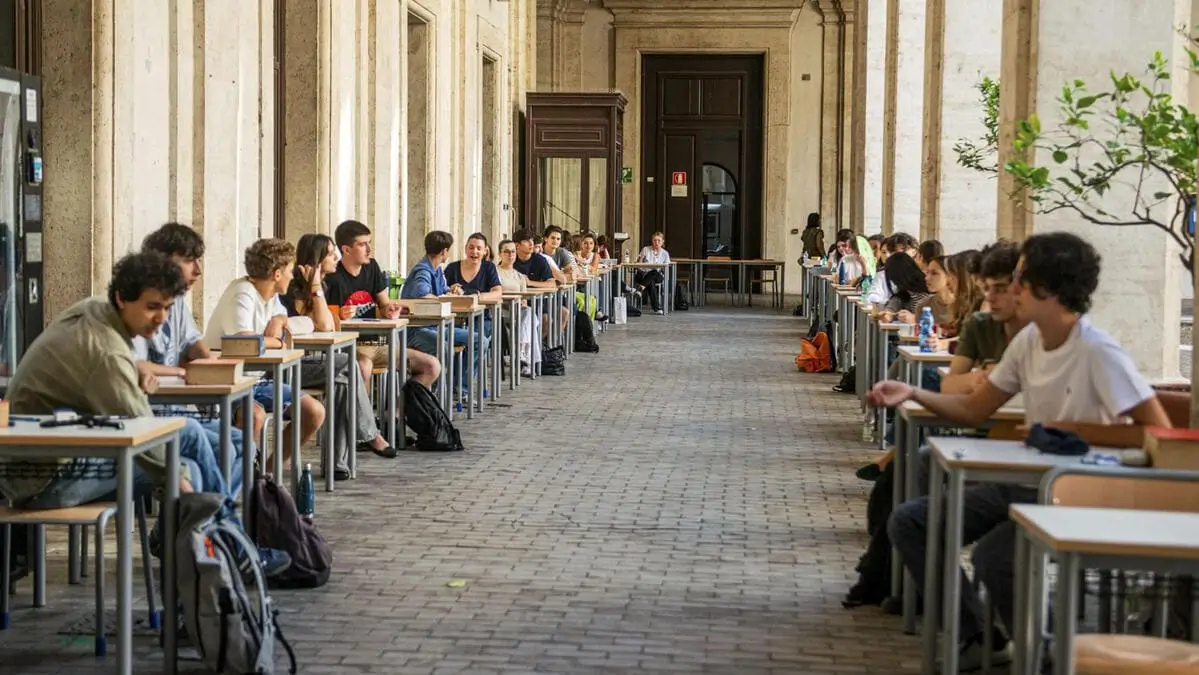 Gli studenti del liceo Visconti di Roma nel giorno della prima prova scritta dell'esame di maturità (foto Ansa)