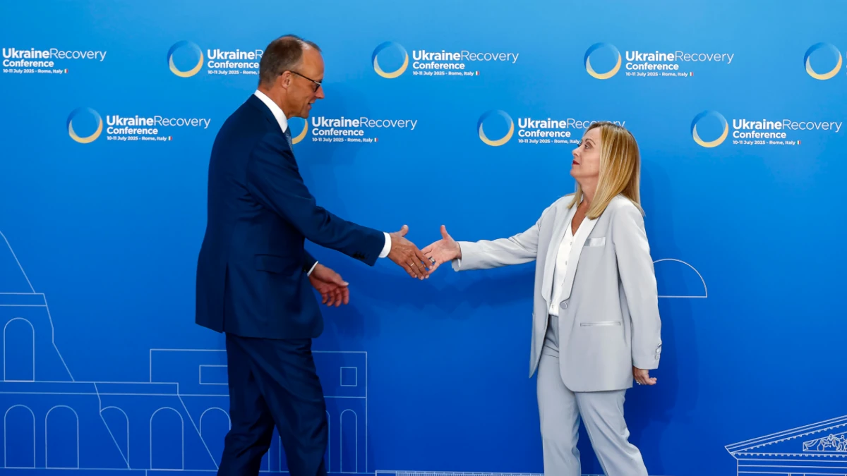Giorgia Meloni accoglie il cancelliere tedesco Friedrich Merz a Roma in occasione della Ukraine Recovery Conference, 10 luglio 2025 (foto Ansa)