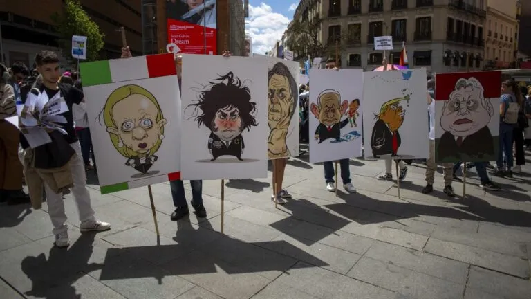Le caricature di Meloni, Trump e Milei esposte durante una protesta in Spagna contro i leader della destra