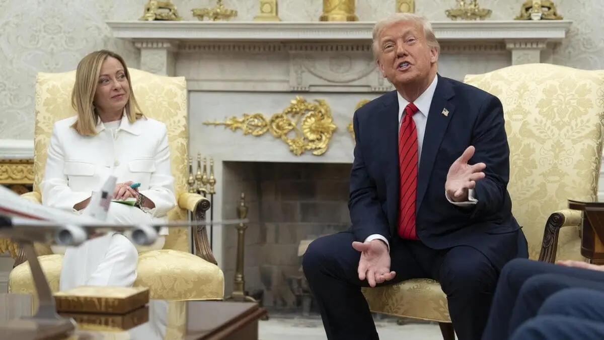 La presidente del Consiglio italiano Giorgia Meloni col presidente statunitense Donald Trump, Washington, Stati Uniti, 17 aprile 2025 (Foto Ansa)