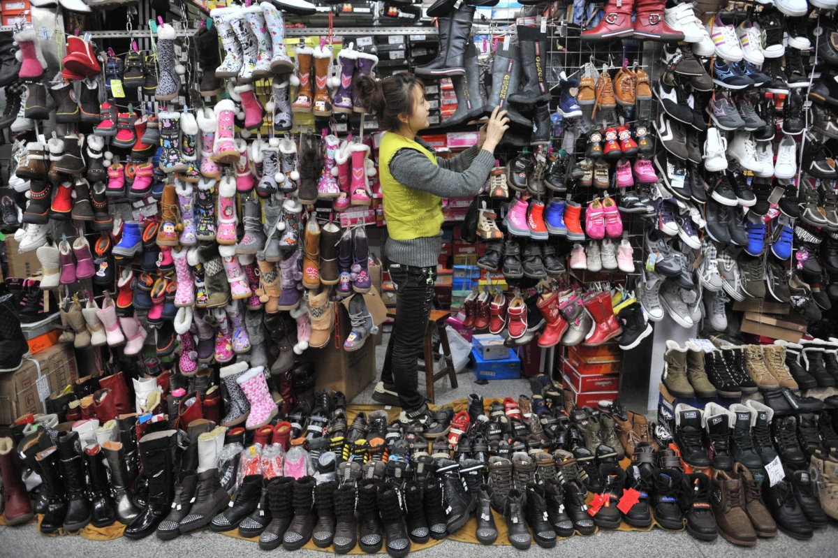 Scarpe in vendita in un mercato di Shanghai, Cina (foto Ansa)