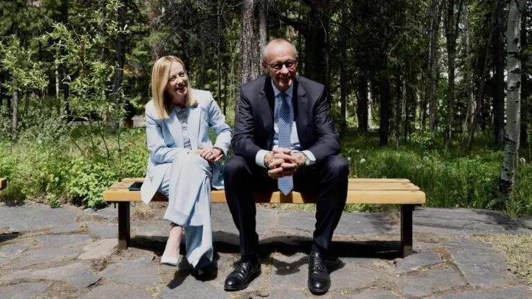La premier italiana Giorgia Meloni al G7 in Canada insieme al cancelliere tedesco Friedrich Merz