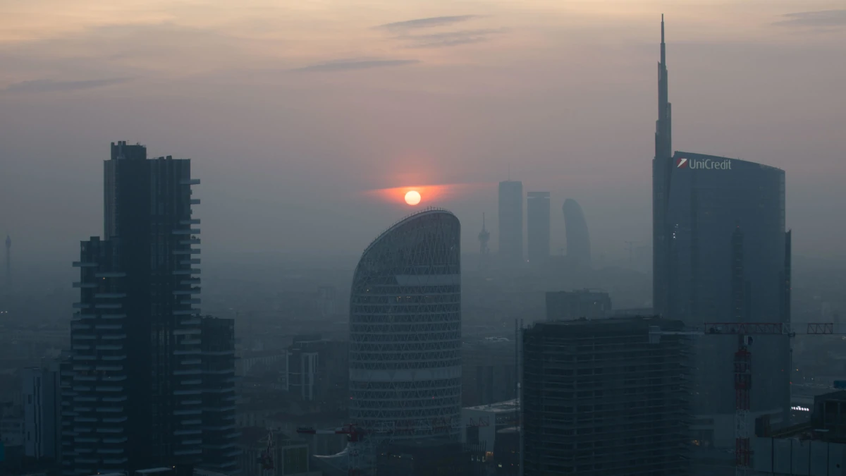 Lo skyline di Porta Nuova a Milano in una immagine di archivio (foto Ansa)