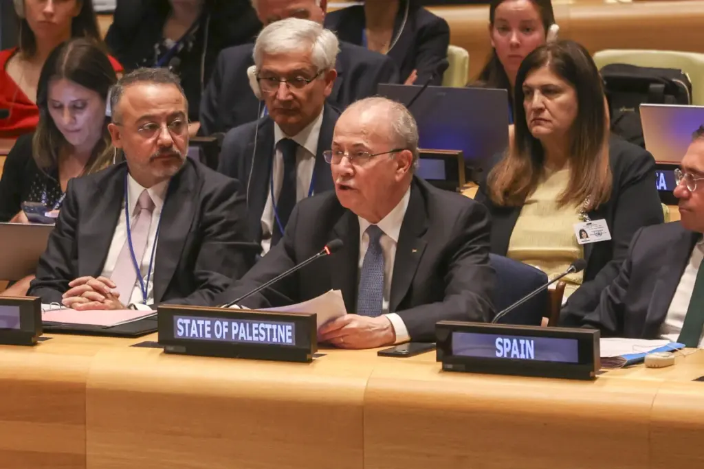L’intervento del primo ministro dell’Anp Mohammed Mustafa alla conferenza alle Nazioni Uniti sulla “soluzione a due Stati” per il conflitto israelo-palestinese, New York, 28 luglio 2025 (foto Ansa)