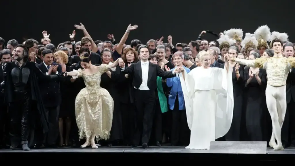 Il maestro Riccardo Muti riceve gli applausi del pubblico al termine dell'Europa Riconosciuta di Salieri eseguita al teatro La Scala di Milano, 7 dicembre 2004 (Foto Ansa)
