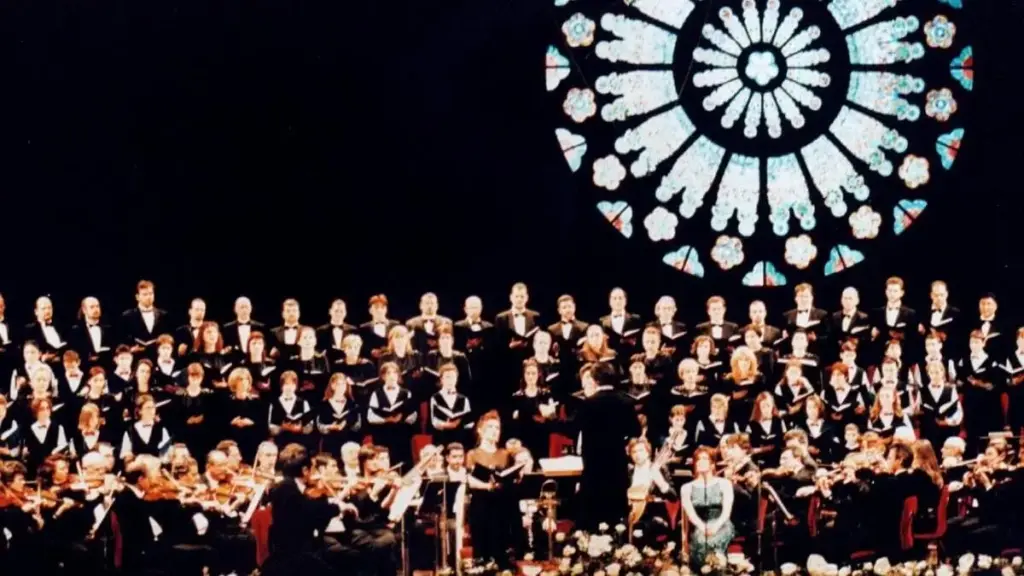 Il maestro Riccardo Muti dirige l' orchestra e il coro del Teatro alla Scala di Milano nel concerto di Natale '98 del 23 dicembre dedicato alla memoria di Giorgio Strehler (Foto Ansa)