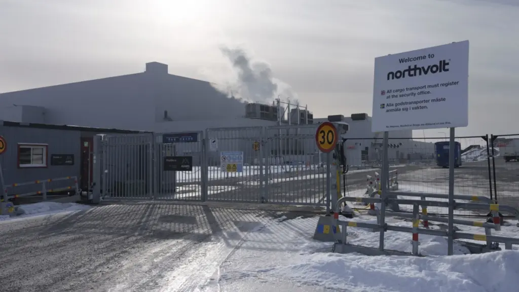 La chiusura dello stabilimento Northvolt a Skellefteå, nel Nord della Svezia, è l’ultimo atto di quella che, come ha scritto “Il Sole 24 Ore”, «avrebbe dovuto essere la risposta dell’Europa al dominio cinese nel settore delle batterie» (foto Ansa)