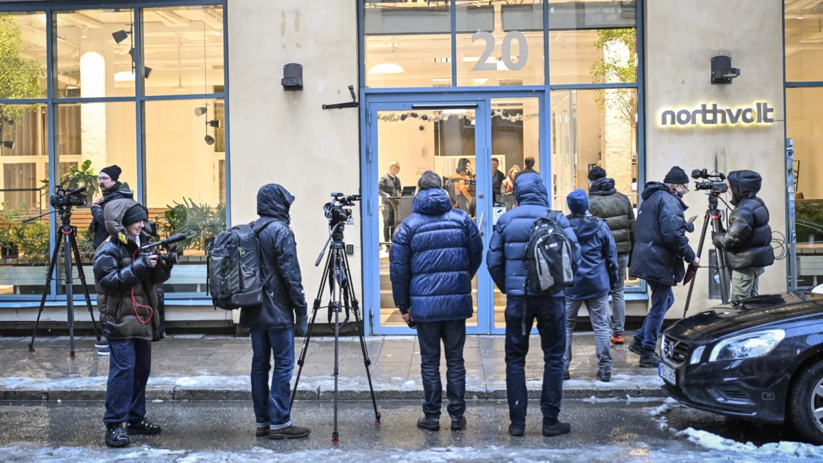 Giornalisti davanti alla sede di Northvolt a Stoccolma nel gennaio scorso. Nel giro i poche settimane (12 marzo) l’azienda avvierà la procedura di fallimento (foto Ansa)