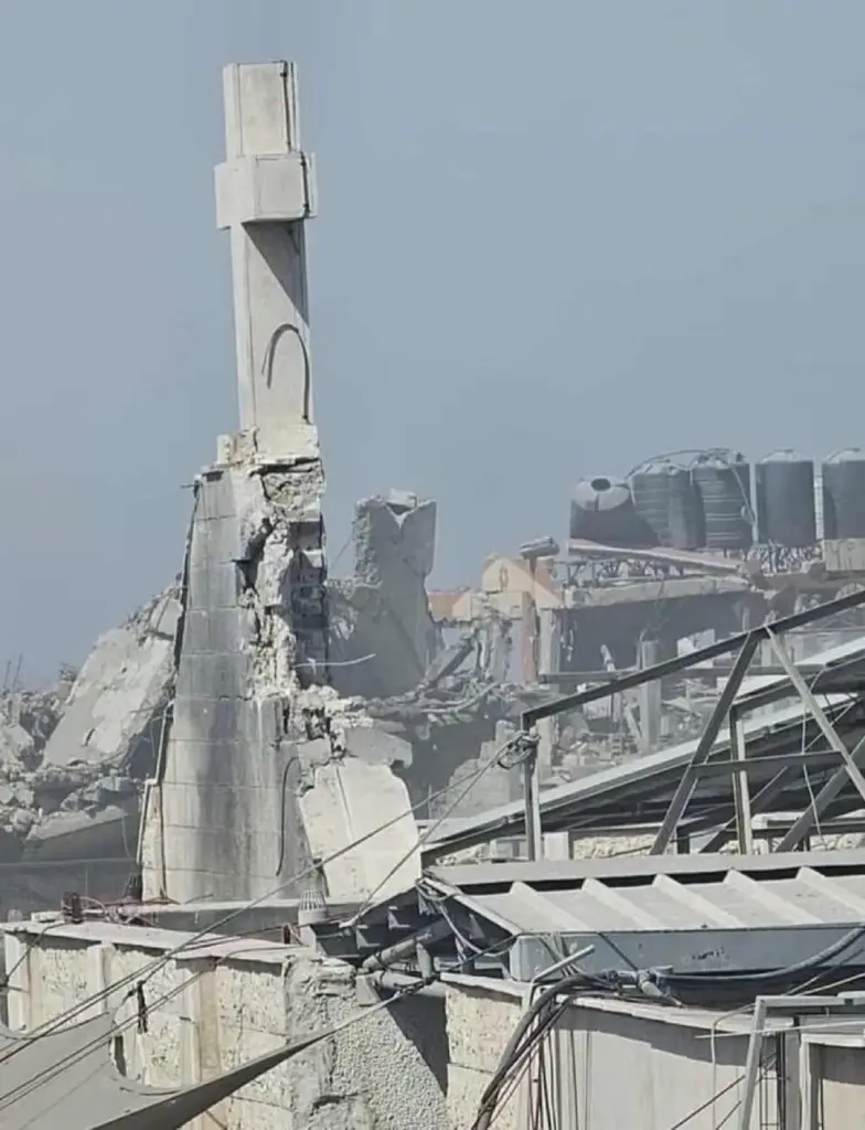 I danni alla parrocchia della Sacra Famiglia di Gaza, colpita da un tank israeliano