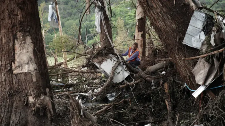 La ricerca delle vittime dell’alluvione che ha fatto esondare il fiume Guadalupe in Texas nei pressi di Ingram, 7 luglio 2025 (foto Ansa)
