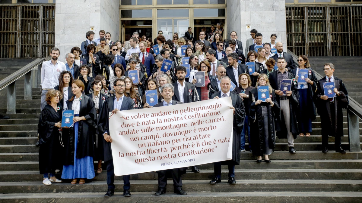 Protesta dell’Associazione nazionale magistrati contro la riforma Nordio davanti all’ingresso del Palazzo di Giustizia a Milano, 10 giugno 2025 (foto Ansa)