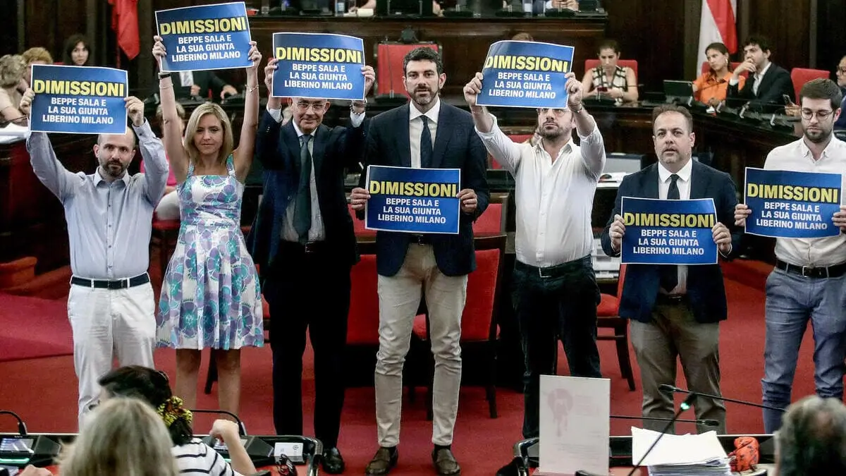 Protesta con cartelli da parte dei consiglieri dell'opposizione durante la seduta del consiglio comunale dopo l'inchiesta sull'urbanistica a Palazzo Marino a Milano, 17 luglio 2025 (Foto Ansa)