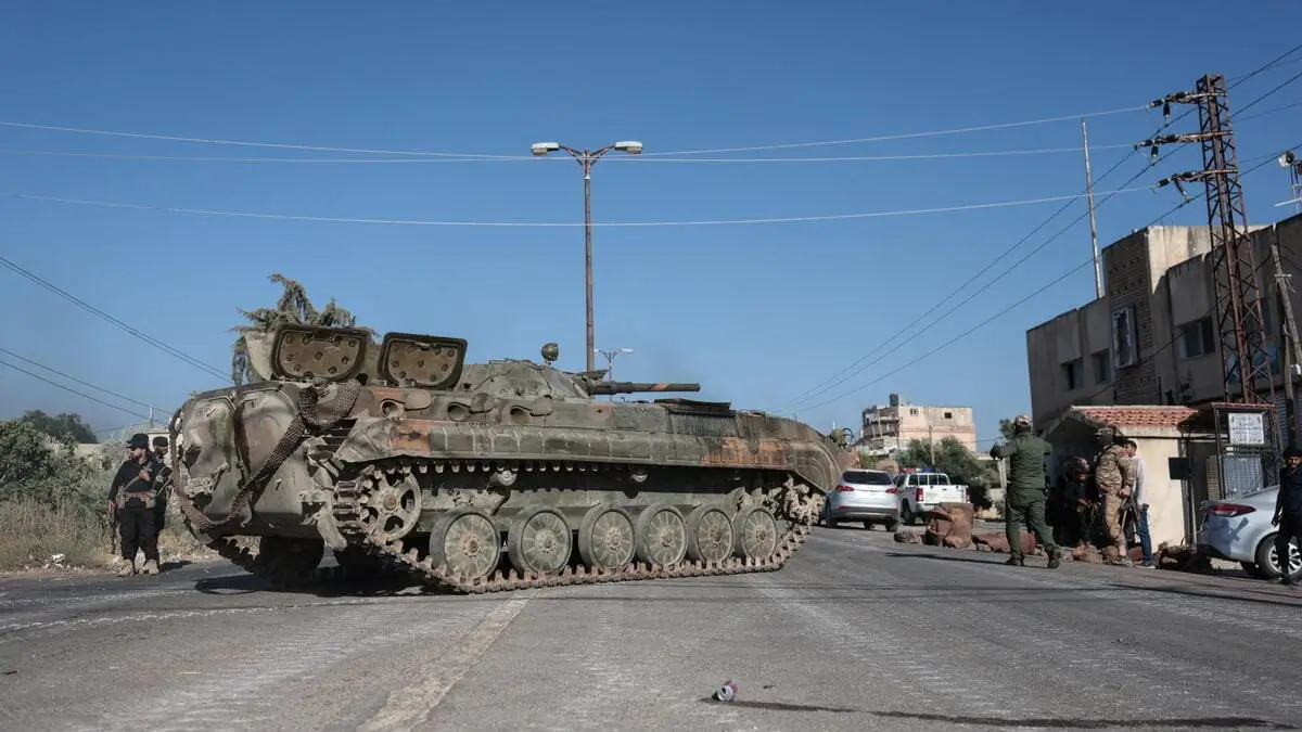 Un tank dell'esercito israeliano fuori dalla città drusa di Sweida