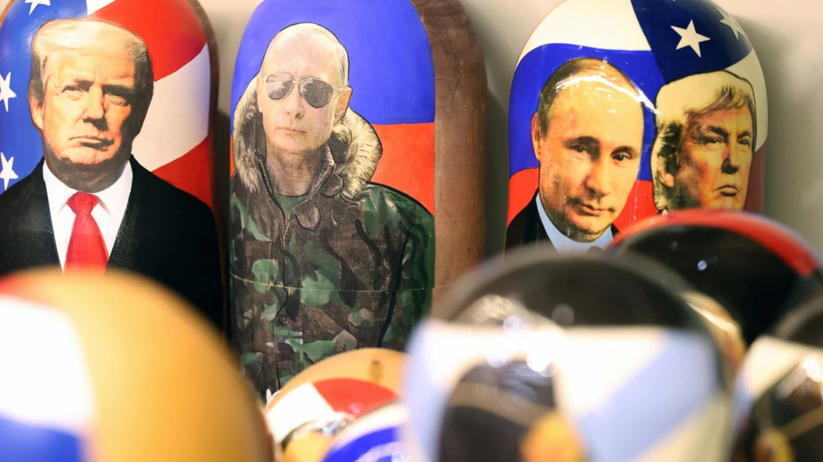 Matrioske con i volti di Trump e Putin (foto Ansa)