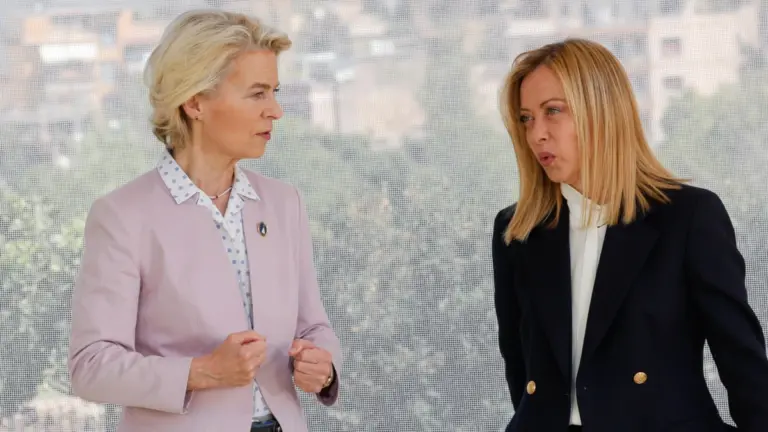 La presidente della Commissione europea Ursula von der Leyen con la premier italiana Giorgia Meloni (foto Ansa)