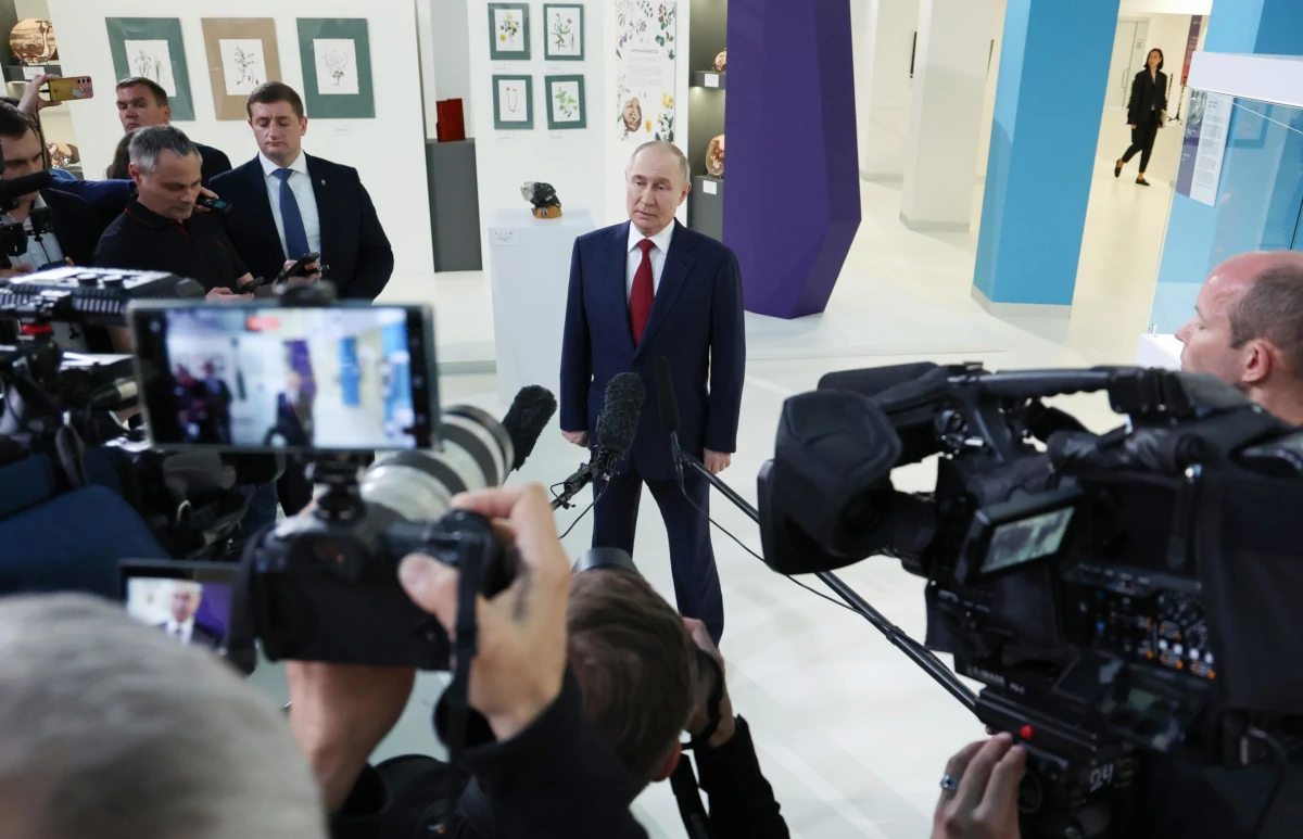 Vladimir Putin informa la stampa di una telefonata appena avuta con Donald Trump, 19 maggio 2025 (foto Ansa)