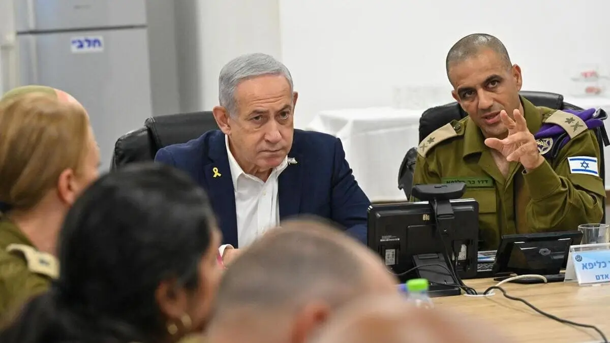 Il premier israeliano Benyamin Netanyahu durante una visita alla base di reclutamento e selezione di Tel HaShomer, 5 agosto 2025 (Ansa)
