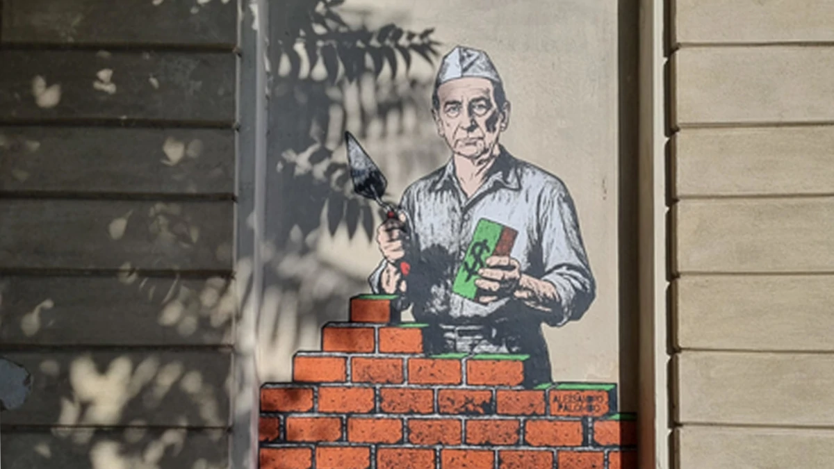 Un murale contro Beppe Sala realizzato dall’artista aleXsandro Palombo sulla facciata della Galleria d’Arte moderna a Milano nei giorni delle inchieste sull’urbanistica, 22 luglio 2025 (foto Ansa)