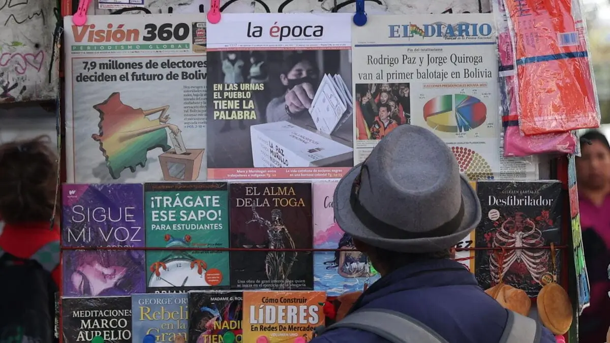 Una edicola espone i giornali con i risultati del primo turno alle elezioni presidenziali a La Paz, Bolivia, 18 agosto 2025. I due candidati sono il democristiano Paz e l’ex presidente Quiroga (foto Ansa)