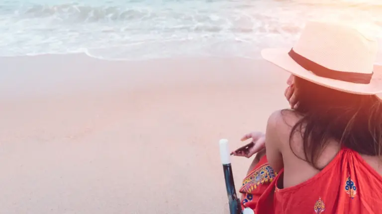 Donna in vacanza su una spiaggia in riva al mare