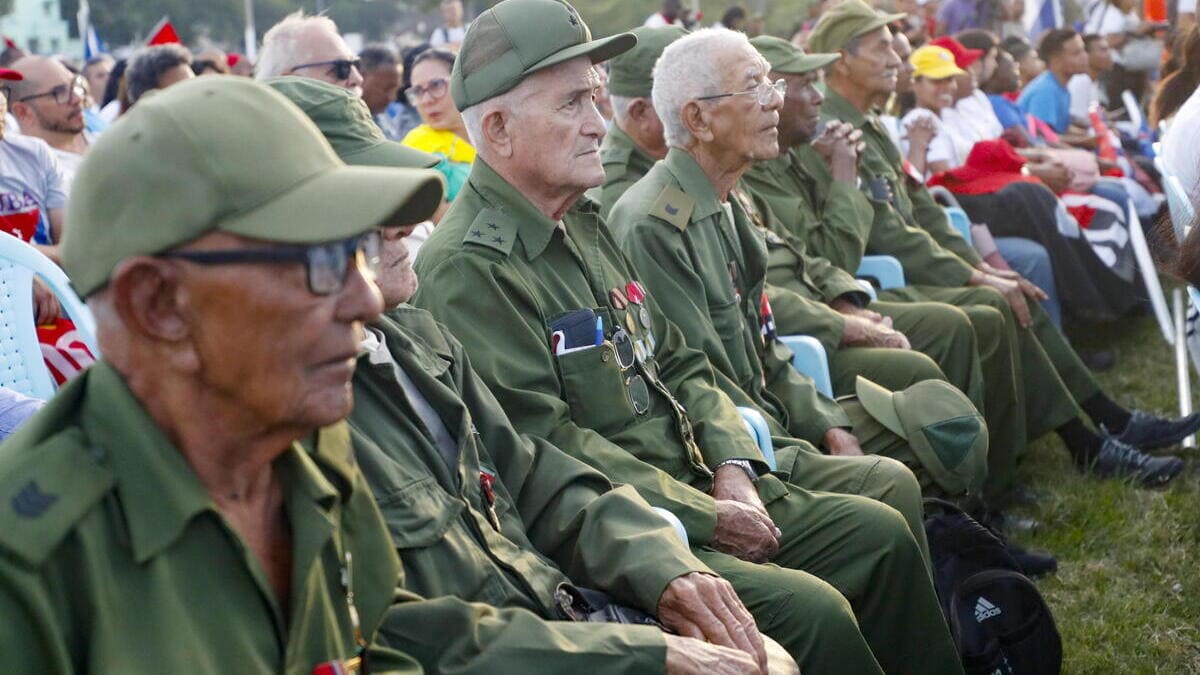 Veterani dell’esercito partecipano alla commemorazione dell'ingresso nella capitale, 65 anni fa, della “carovana della libertà”, guidata da Fidel Castro, Cuba, 8 gennaio 2024 (foto Ansa)