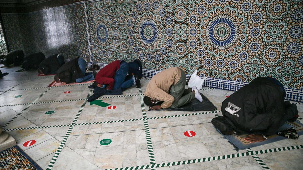 Preghiera del venerdì nella Grande moschea di Parigi, in Francia