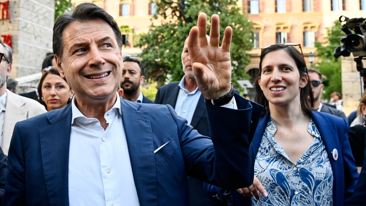 Il presidente del Movimento 5 stelle Giuseppe Conte con la segretaria del Pd Elly Schlein (foto Ansa)