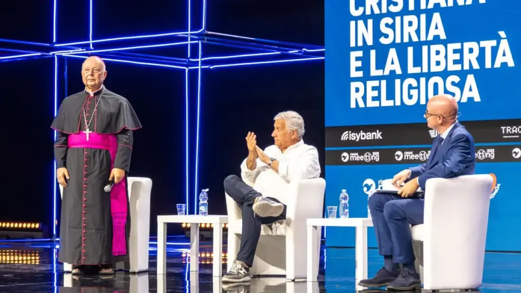 Monsignor Jallouf al Meeting insieme al ministro degli Esteri italiano, Antonio Tajani